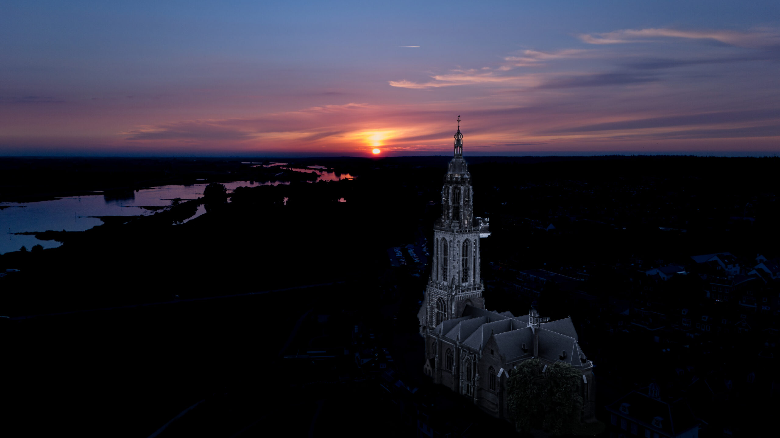 Achtergrond afbeelding van de Cunera kerk om aan te duiden dat het om trouw locaties gaat