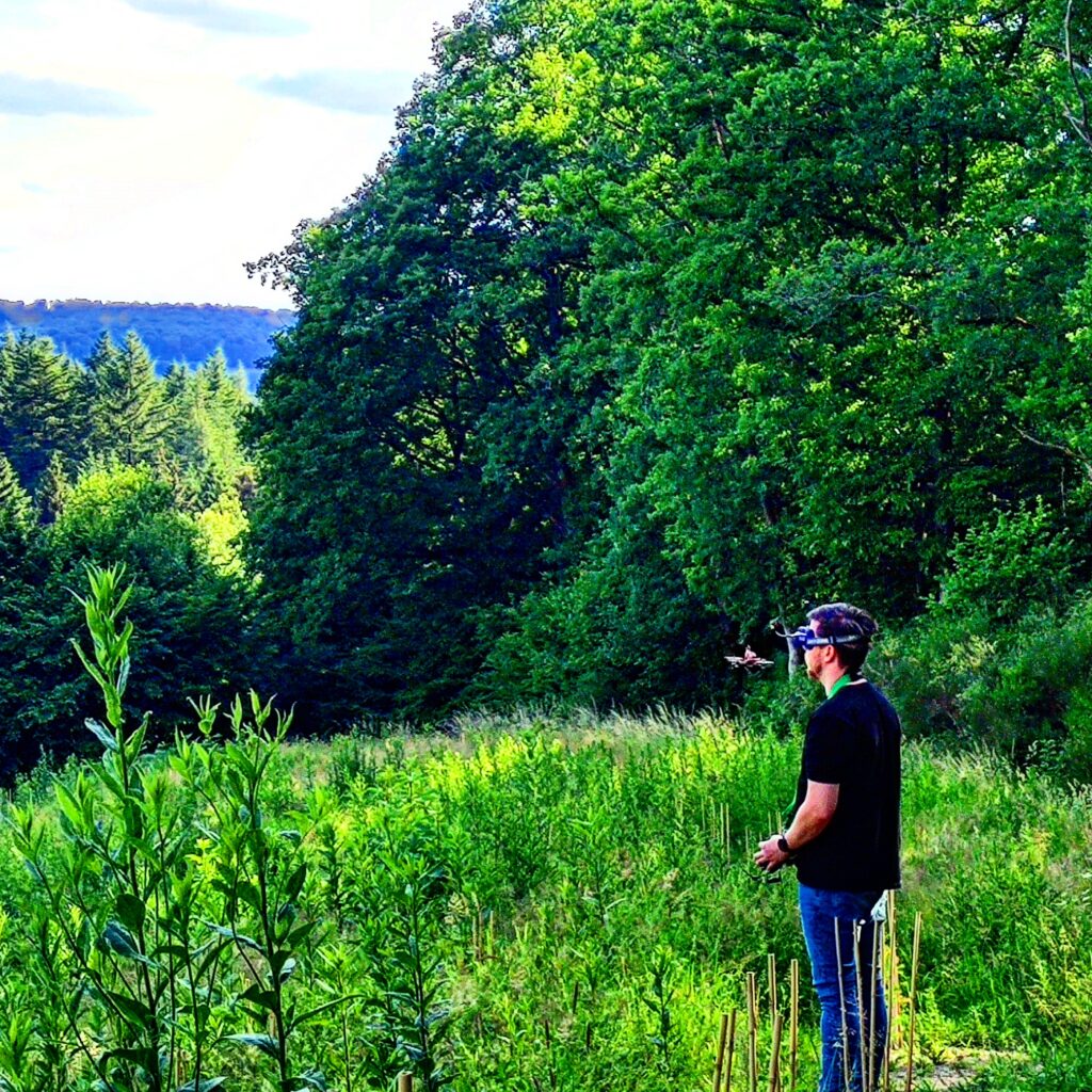 Bart vliegt een drone in de Ardennen